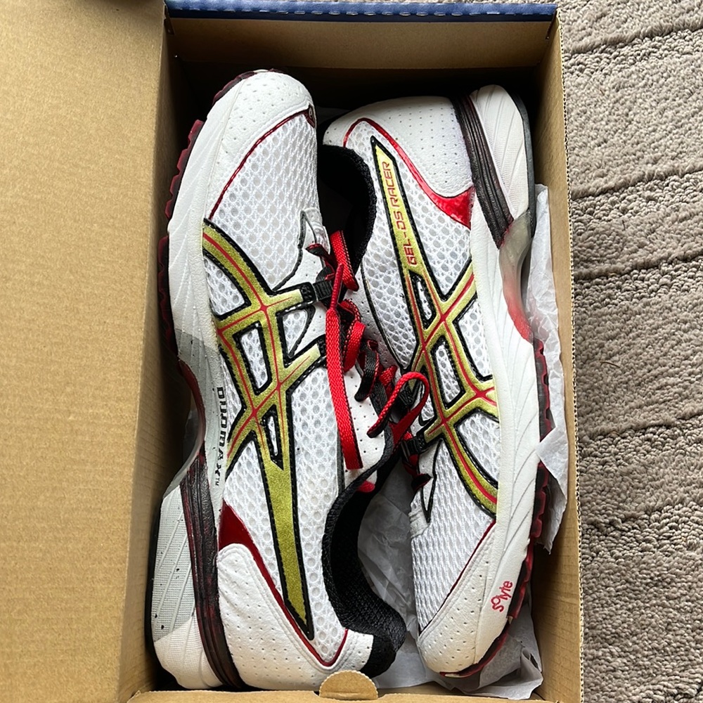 ASICS men’s size 91/2 gel day racer 8. Worn in race day 26.2